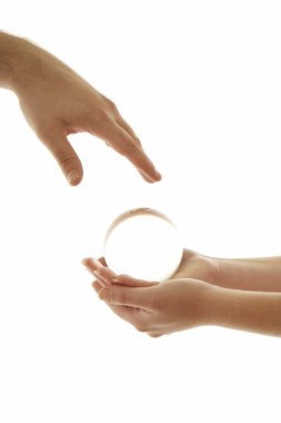 kristal top insan elinde