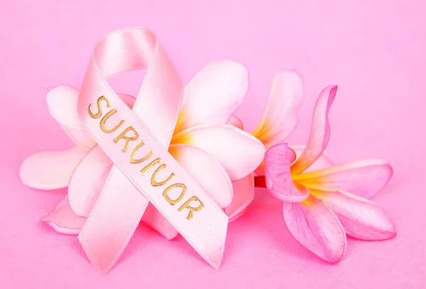 Breast cancer awareness ribbon med blommor — Stockfoto