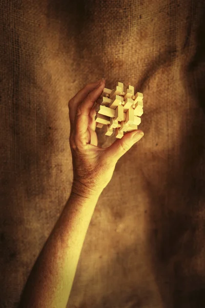 Puzzel in menselijke hand — Stockfoto