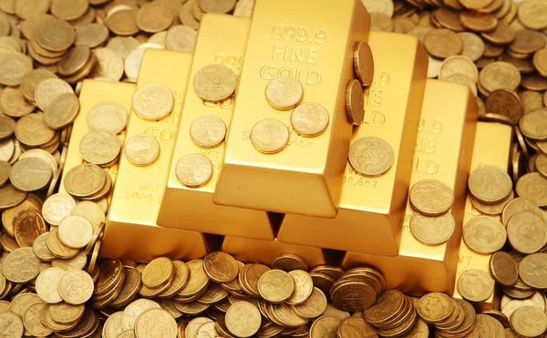 Золоті злитки з золотими монетами — стокове фото
