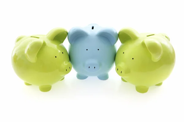 Piggy banks op wit — Stockfoto