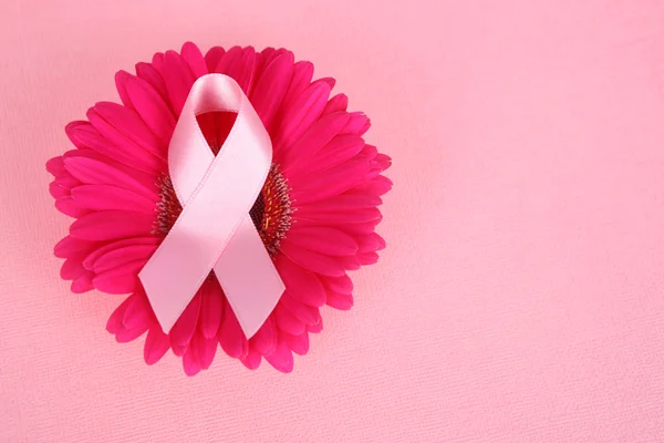 Wstążka świadomości raka piersi z kwiatem — Zdjęcie stockowe