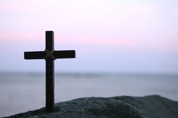 Cruz de madeira na praia — Fotografia de Stock