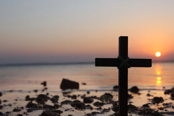 Cruz de madeira na praia — Fotografia de Stock