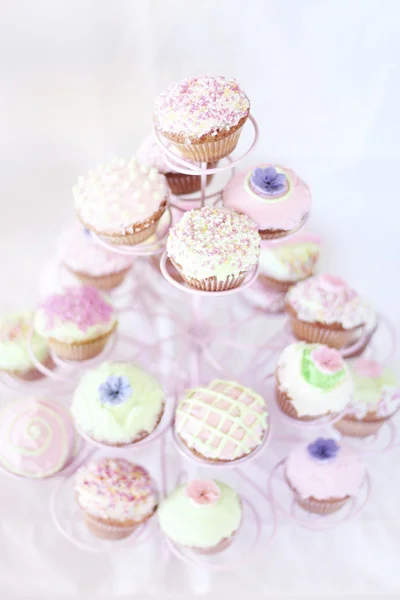 Délicieux cupcakes sur la table — Photo