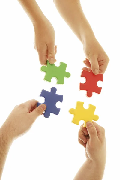 Farbiges Puzzle in den Händen — Stockfoto