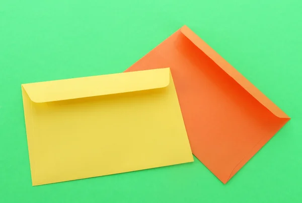 Envelopes de papel amarelo e laranja — Fotografia de Stock