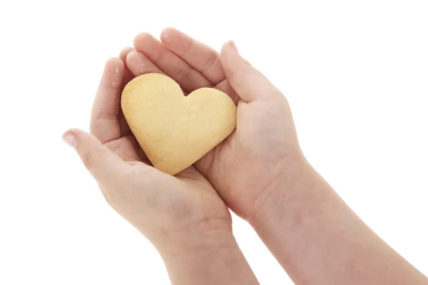 Galleta en forma de corazón en manos humanas — Foto de Stock