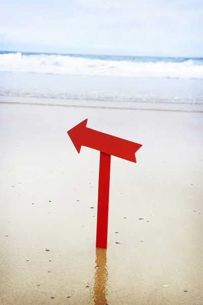 Piros nyíl a strandon — Stock Fotó