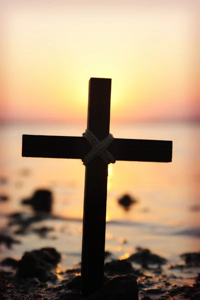 Cruz de madeira na praia — Fotografia de Stock