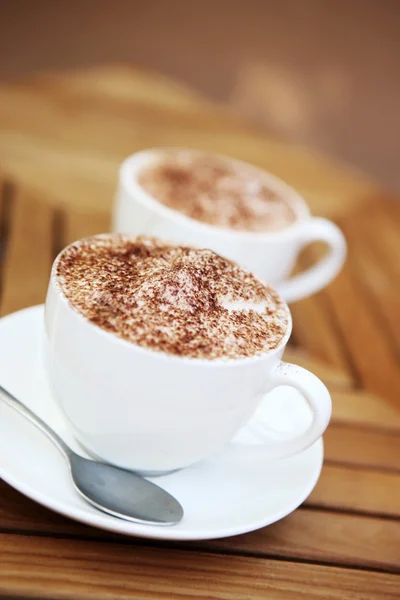 Twee kopjes koffie latte Rechtenvrije Stockafbeeldingen