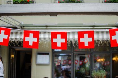 Swiss bayrakları asılı İsviçre Ulusal gününde açık Bern