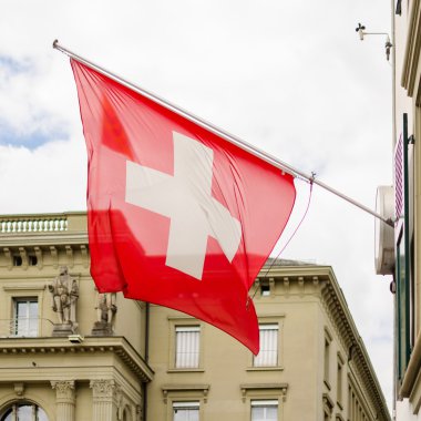 Swiss bayrakları asılı Ulusal gününde açık Bern