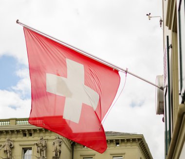 Swiss bayrakları asılı Ulusal gününde açık Bern