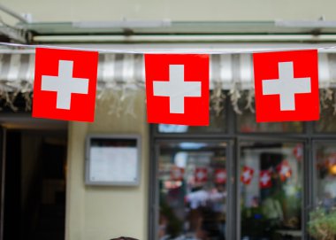 Swiss bayrakları asılı Ulusal gününde açık Bern