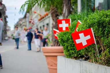 Swiss bayrakları asılı İsviçre Ulusal gününde açık Bern