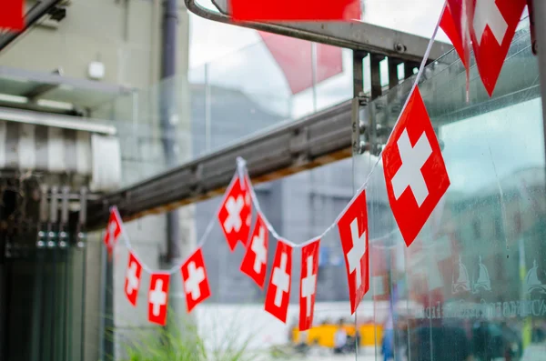 Swiss bayrakları asılı İsviçre Ulusal gününde açık Bern