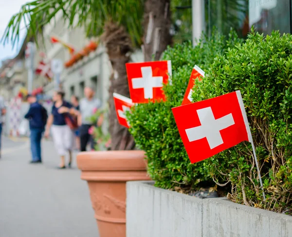 Swiss bayrakları asılı Ulusal gününde açık Bern