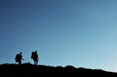 iki backpackers dağlarda hiking