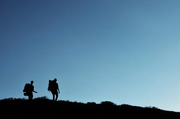 iki backpackers dağlarda hiking