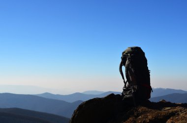 dağlar panorama üzerinde bir sırt çantası