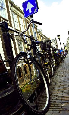 Amsterdam şehir bisiklet için metal çit aldı kanalında