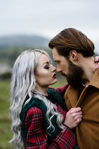 Pair of lovers in the Carpathian mountains — Stock Photo, Image