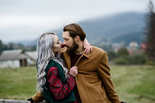 Pair of lovers in the Carpathian mountains — Stock Photo, Image