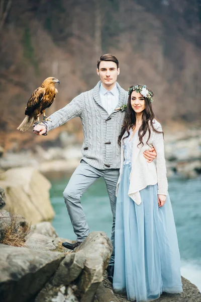 A noiva e o noivo no fundo de uma cachoeira — Fotografia de Stock