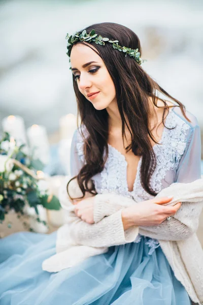 Gelukkige bruid met lange haren zitten — Stockfoto