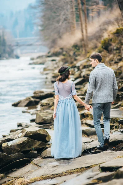 La novia y el novio caminando — Foto de Stock