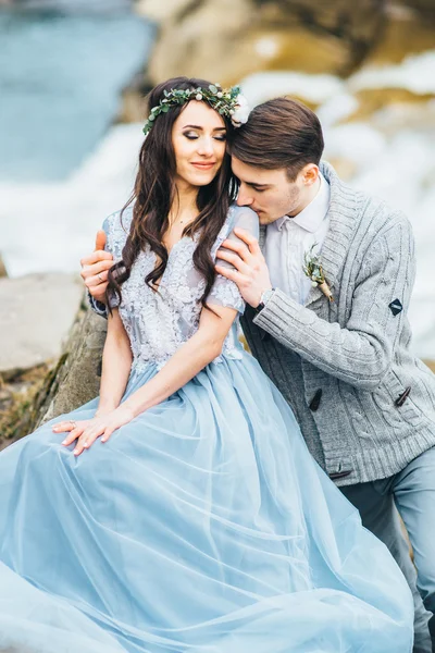 De bruidegom kussen de bruid schouder — Stockfoto