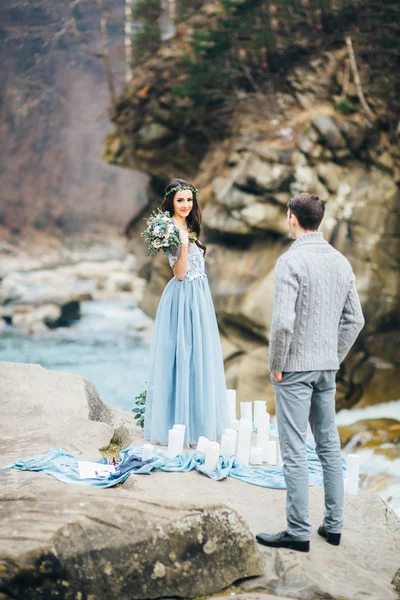 La mariée fait face au marié avec un bouquet — Photo