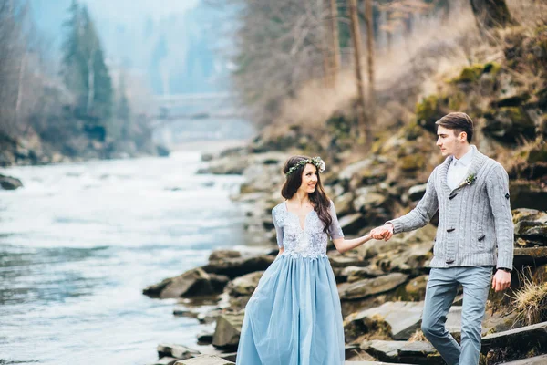The bride and groom walking — Stock Photo, Image