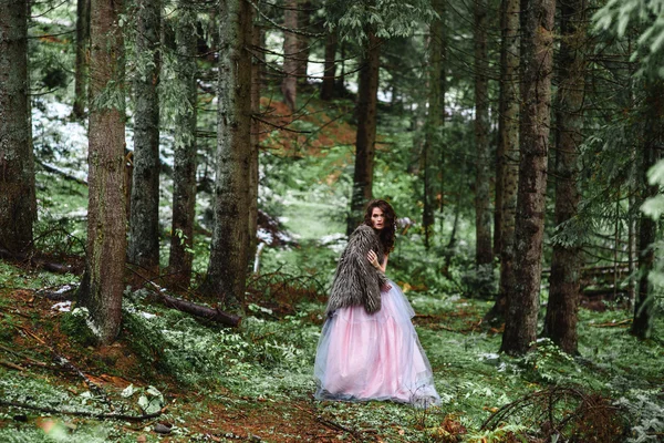 Ruiva noiva um vagueia na floresta — Fotografia de Stock