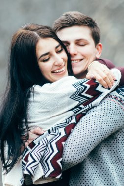 adam ve kız bir dağ nehir boyunca