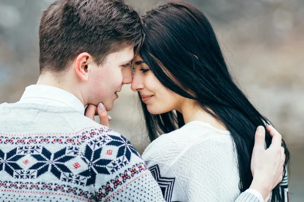 Chico y chica a lo largo de un río de montaña — Foto de Stock