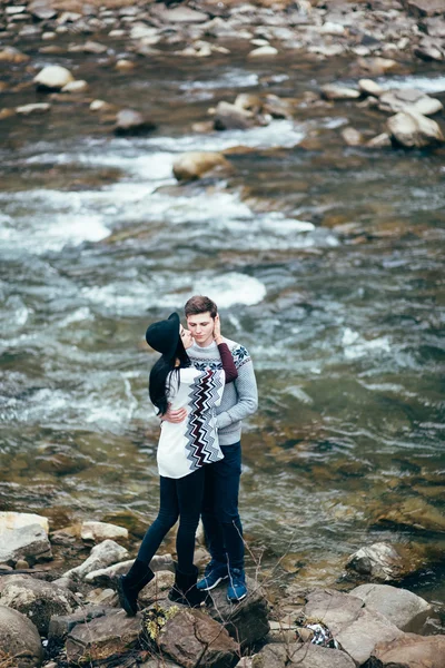 Jongen en meisje langs een rivier berg — Stockfoto