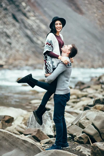 Ragazzo e ragazza lungo un fiume di montagna — Foto Stock