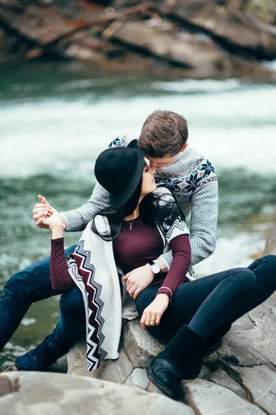 Ragazzo e ragazza lungo un fiume di montagna — Foto Stock