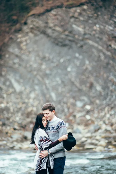 Pria dan gadis di sepanjang sungai pegunungan — Stok Foto