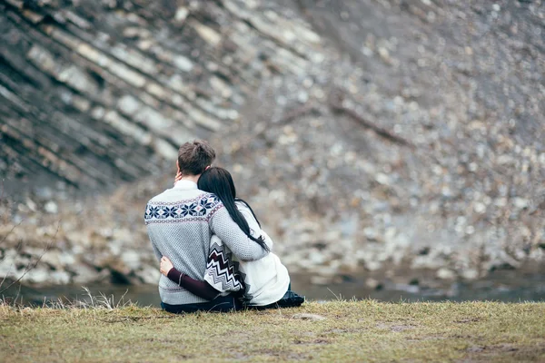 Ragazzo e ragazza lungo un fiume di montagna — Foto Stock