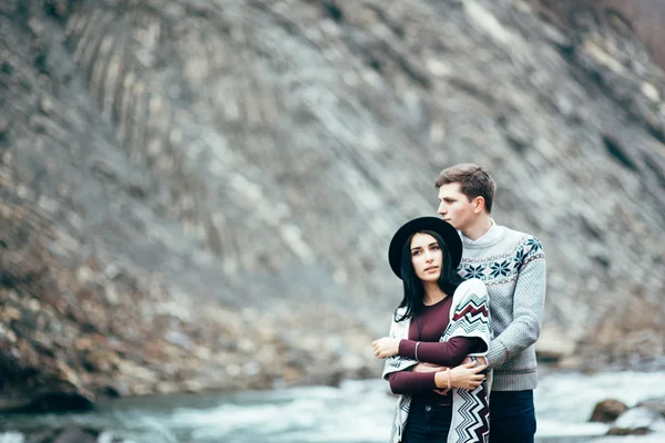 Ragazzo e ragazza lungo un fiume di montagna — Foto Stock