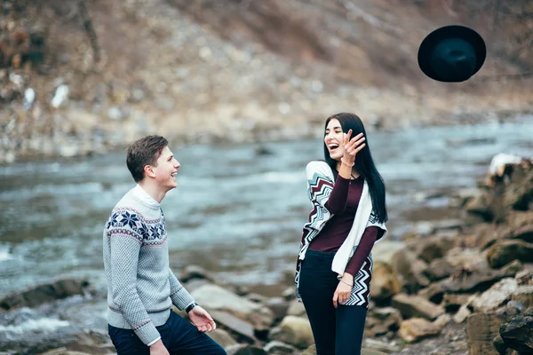 Ragazzo e ragazza lungo un fiume di montagna — Foto Stock