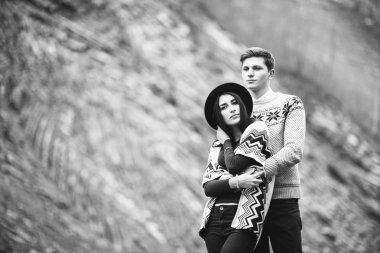 adam ve kız bir dağ nehir boyunca