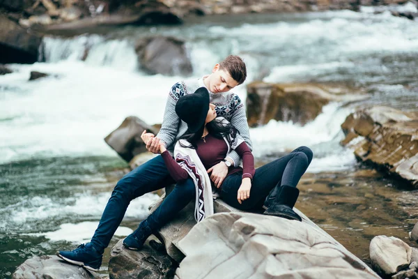 Jongen en meisje langs een rivier berg — Stockfoto