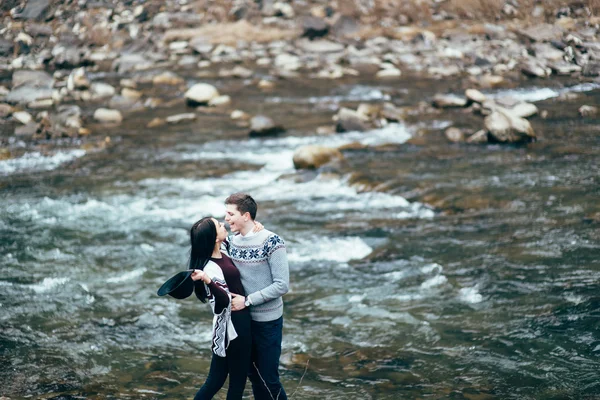 Ragazzo e ragazza lungo un fiume di montagna — Foto Stock