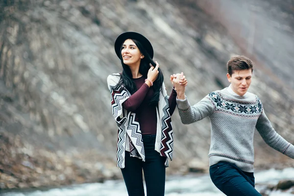 Adam ve kız bir dağ nehir boyunca — Stok fotoğraf