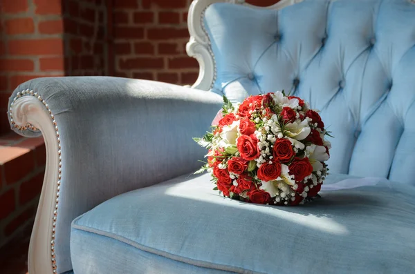Свадебный букет в мягком антикварном кресле — стоковое фото