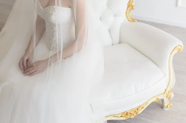 La sposa su una sedia bianca — Foto Stock